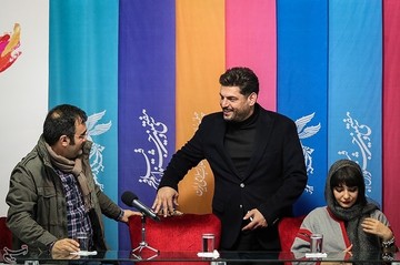 سام درخشانی بازیگر و مهدی علی میرزایی کارگردان در نشست خبری فیلم «پالتو شتری» - سی‌وهفتمین جشنواره فیلم فجر
