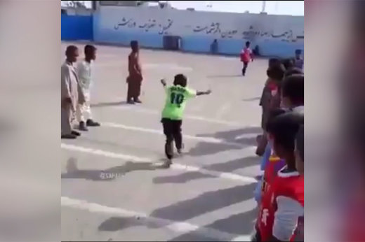 فیلم | حرکات آکروباتیک دانش آموزان مدرسه‌ای در سیستان و بلوچستان