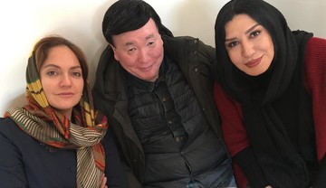 عکس یادگاری مهناز افشار و نسیم ادبی کنار ژاپنی‌های فیلمساز