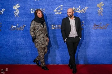 محسن تنابنده کارگردان و مهناز افشار بازیگر فیلم قسم به کارگردانی محسن تنابنده در نهمین روز سی‌وهفتمین جشنواره فیلم فجر
