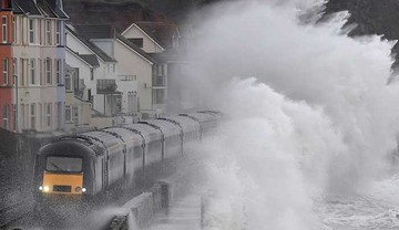 عکس | قطار مسافربری در میان امواج خروشان!