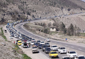 جاده‌های هراز و چالوس هم‌چنان همراه با ترافیک نیمه‌سنگین