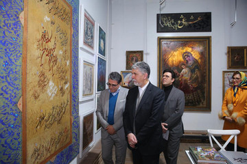 کالاهای هنری ایران برای بازار ۸ میلیاردی جهان/ صالحی از چهارسوی هنر بازدید کرد 