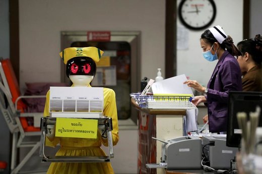 یک روبات پرستار در بیمارستان Mongkutwattana شهر بانکوک تایلند اسناد پزشکی را حمل می‌کند