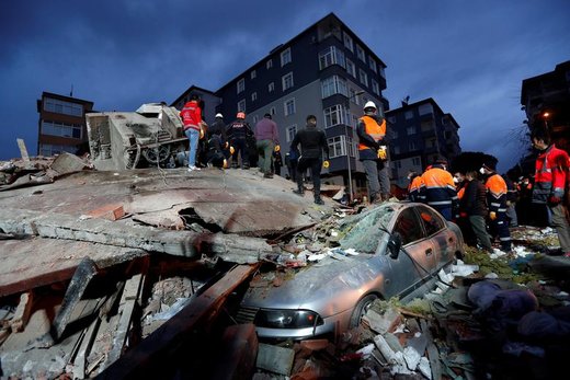 تلاش برای نجات بازماندگان حادثه ریزش ساختمان در شهر استانبول ترکیه