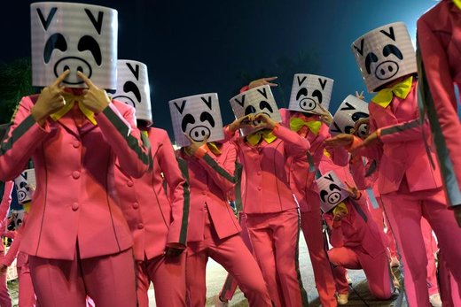 ماسک زدن افراد شرکت کننده در جشن سال نوی چینی در هنگ کنگ