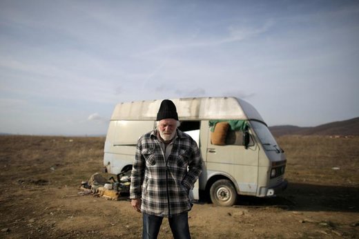 Rudi Lubbers، بوکسور سابق هلندی، در 8 ماه گذشته نزدیک دهکده Kosharitsa بلغارستان زندگی می‌کرده است، این مرد 73 ساله و همسرش در فقر زندگی می کنند، آنها بعد از پخش شدن مستندی درباره خودشان توانستند کمک مالی دریافت کنند