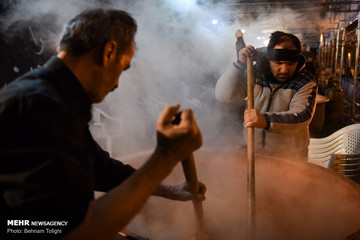 آیین سمنوپزان در میدان امام حسین (ع)