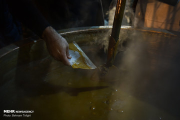 آیین سمنوپزان در میدان امام حسین (ع)