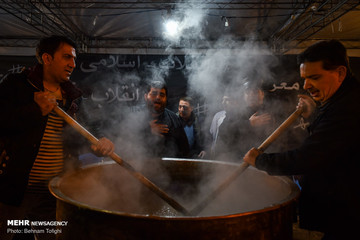 آیین سمنوپزان در میدان امام حسین (ع)