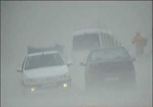 بارش باران در جاده‌های مازندران /سطح جاده لغزنده است