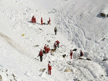 جان‌باختگان سقوط از کوه در کوهرنگ ۳ نفر شدند