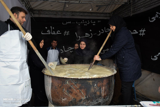 آیین سمنوپزان در میدان امام حسین (ع)