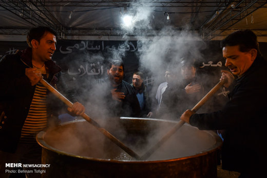 آیین سمنوپزان در میدان امام حسین (ع)