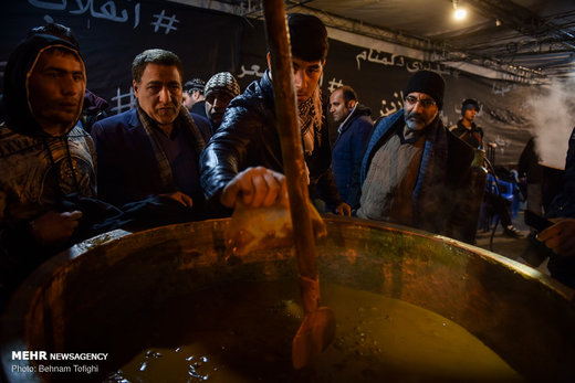 آیین سمنوپزان در میدان امام حسین (ع)