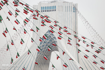 آذین بندی شهر تهران با پرچم مقدس جمهوری اسلامی ایران
