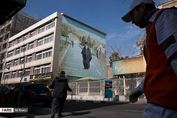 تصویر امام خمینی(ره) بر روی دیوار ساختمانی در خیابان نوفل لو شاتو
