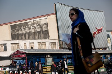 عکس David Burnett از انقلاب اسلامی ایران بر روی دیوار سینما بهمن در میدان انقلاب تهران