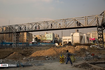 تصویر امام خمینی(ره) بر روی دیوار ساختمانی در میدان هفت‌تیر