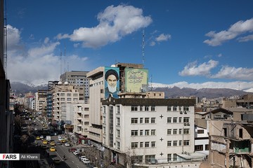 تصویر امام خمینی(ره) بر روی دیوار ساختمانی در خیابان قرنی