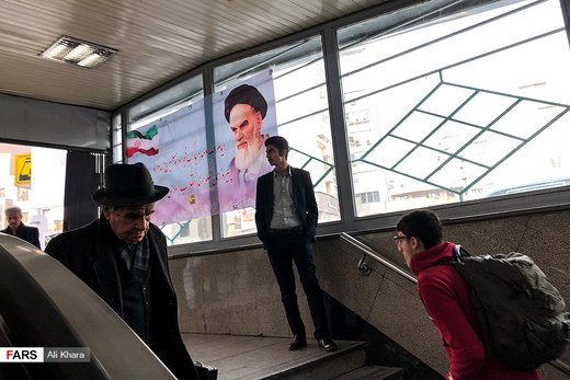 تصویر امام خمینی(ره) بر روی پنجره ایستگاه مترو در میدان فردوسی