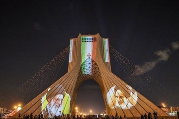 اجرای ویدئو مپیگ به مناسبت پیروزی انقلاب اسلامی در برج آزادی