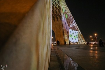 اجرای ویدئو مپیگ به مناسبت پیروزی انقلاب اسلامی در برج آزادی