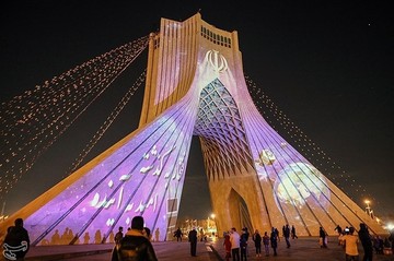 اجرای ویدئو مپیگ به مناسبت پیروزی انقلاب اسلامی در برج آزادی