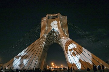 اجرای ویدئو مپیگ به مناسبت پیروزی انقلاب اسلامی در برج آزادی