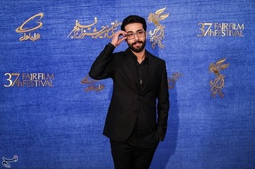 حسین مهری بازیگر فیلم «ماجرای نیمروز، رد خون» در سی‌وهفتمین جشنواره فیلم فجر