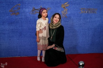 بهنوش طباطبایی بازیگر فیلم «ماجرای نیمروز، رد خون» در سی‌وهفتمین جشنواره فیلم فجر
