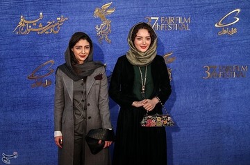 بهنوش طباطبایی و هستی مهدوی‌فر بازیگران فیلم «ماجرای نیمروز، رد خون» در سی‌وهفتمین جشنواره فیلم فجر