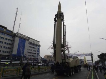 نمایش موشکهای قدر و ذوالفقار در مسیر راهپیمایی/عکس نمایش موشکهای قدر و ذوالفقار در مسیر راهپیمایی/عکس