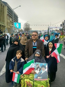 مادربزرگ با ویلچر در جشن تولد چهل سالگی انقلاب اسلامی