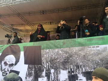 مجری آمریکایی‌تبار صداوسیما در راهپیمایی ۲۲ بهمن