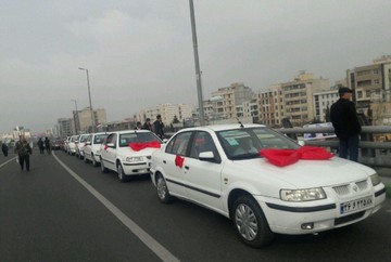 عکس | کاروان ۴۰ عروس و داماد در مسیر راهپیمایی کرج
