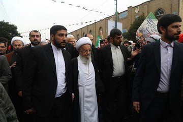حضور آیت الله مکارم شیرازی در راهپیمایی یوم الله 22 بهمن