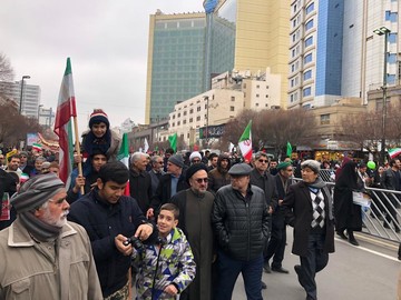 حضور محمدعلی ابطحی در راهپیمایی 22 بهمن- مشهد مقدس