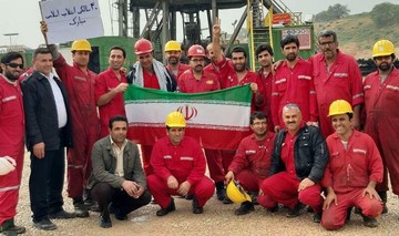 عکس | جشن چهل سالگی انقلاب روی دکل نفتی