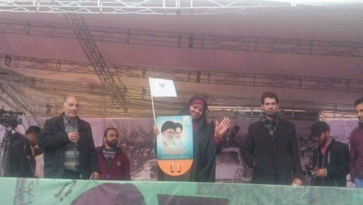 مرضیه هاشمی، خبرنگار و مجری شبکه پرس تی‌وی در جمع راهپیمایان ۲۲ بهمن