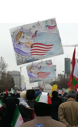 نقاشی جالب شهروند مشهدی در راهپیمایی بزرگ ۲۲بهمن