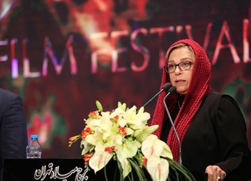 عکس | گوهر خیراندیش با چوب‌های زیر بغل به جشنواره آمد