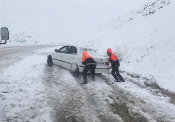 کمک‌رسانی به حدود ۳۰۰ خودروی گرفتار شده کولاک در جاده‌ها طی ۳ روز گذشته توسط راهداران کرمانی
