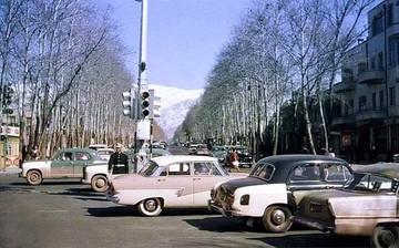 عکس |  ۵۷ سال قبل؛ ماشین‌های آمریکایی و آلمانی در چهارراه ولیعصر