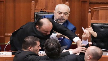 نزاع در پارلمان آلبانی و پاشیدن جوهر به نخست‌وزیر «ادی راما» توسط مخالفش