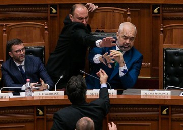 لحظه جوهر پاشیدن به ادی راما، نخست‌وزیر آلبانی در مجلس این کشور