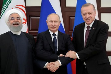 عکس یادگاری روحانی، پوتین و اردوغان در اجلاس سه جانبه روسای جمهور ایران، روسیه و ترکیه در شهر سوچی روسیه