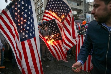 به آتش کشیدن پرچم آمریکا در تهران در جریان راهپیمایی چهلمین سالگرد پیروزی انقلاب اسلامی 