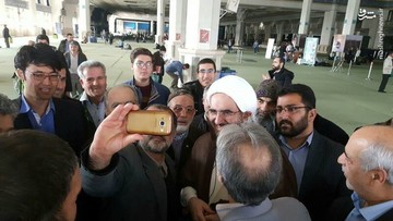 عکس | سلفی با امام جمعه موقت تهران 