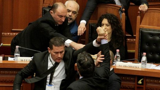 نزاع در پارلمان آلبانی و پاشیدن جوهر به نخست‌وزیر «ادی راما» توسط مخالفش